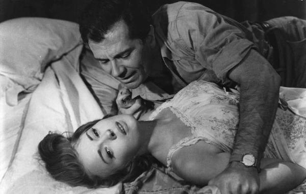 Scena del film "Congo vivo" - Regia Giuseppe Bennati - 1961- L'attrice Jean Seberg e l'attore Gabriele Ferzetti stesi sul letto