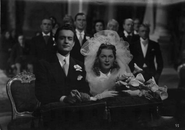 Scena del film "Con le donne non si scherza" - Regia Giorgio Simonelli - 1941- L'attore Renzo Merusi e l'attrice Assia Noris all'altare, durante il loro matrimonio