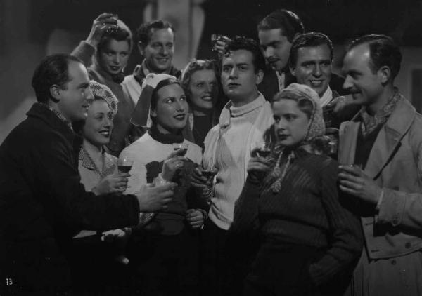 Scena del film "Con le donne non si scherza" - Regia Giorgio Simonelli - 1941- L'attore Renzo Merusi circondato da attori non identificati