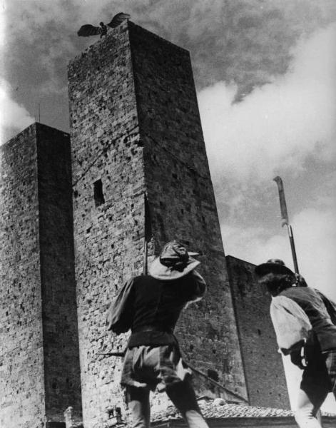 Scena del film "La conquista dell'aria" - Regia Romolo Marcellini - 1939 - L'attore Carlo Ninchi sta per gettarsi da una torre con delle ali sulla schiena, mentre due attori non identificati lo osservano dal basso