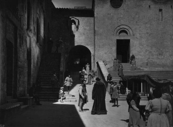 Scena del film "La conquista dell'aria" - Regia Romolo Marcellini - 1939 - L'attore Andrea Checchi conversa con un attore non identificato in piazza