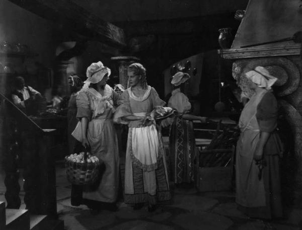 Scena del film "Il Conte di Brechard" - Regia Mario Bonnard - 1938 - Un' attrice non identificata parla con l'attrice Luisa Ferida nelle cucine