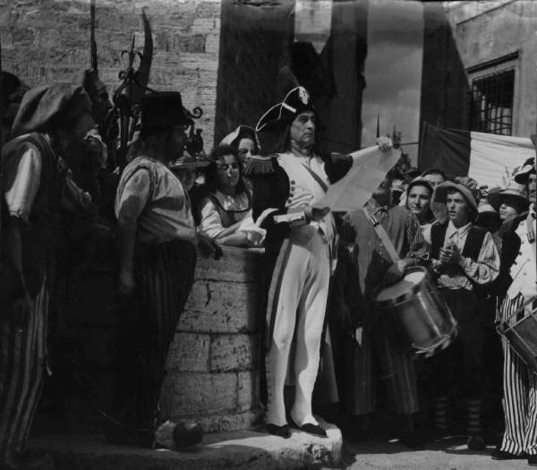 Scena del film "Il Conte di Brechard" - Regia Mario Bonnard - 1938 - Un attore non identificato, vestito da guardia, legge un comunicato alla folla