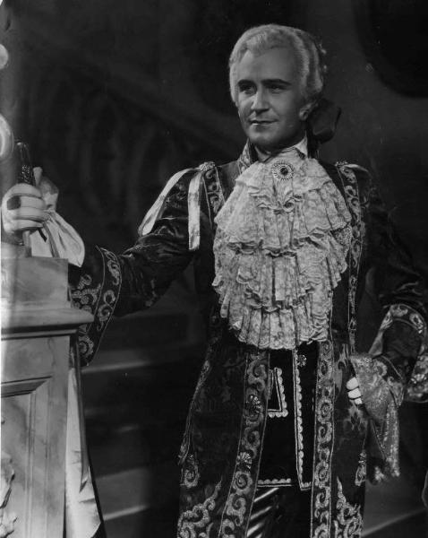 Scena del film "Il Conte di Brechard" - Regia Mario Bonnard - 1938 - L'attore Carlo Tamberlani vestito elegantemente