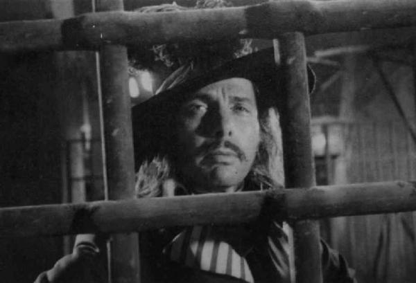 Scena del film "Il Conte di Brechard" - Regia Mario Bonnard - 1938 - Un attore non identificato dietro una grata
