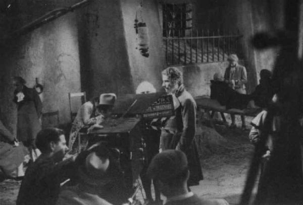 Set del film "Il Conte di Brechard" - Regia Mario Bonnard - 1938 - L'attore Amedeo Nazzari diretto dallo staff tecnico