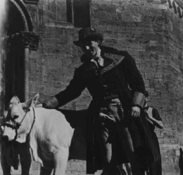 Set del film "Il Conte di Brechard" - Regia Mario Bonnard - 1938 - L'attore Amedeo Nazzari accarezza un vitello
