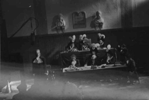 Set del film "Il Conte di Brechard" - Regia Mario Bonnard - 1938 - Attori non identificati in tribunale