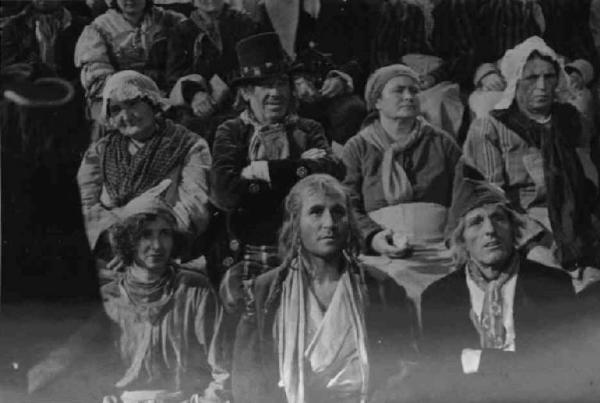 Scena del film "Il Conte di Brechard" - Regia Mario Bonnard - 1938 - L'attore Carlo Tamberlani seduto tra attori non identificati