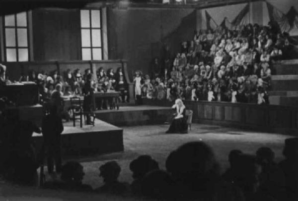 Scena del film "Il Conte di Brechard" - Regia Mario Bonnard - 1938 - L'attrice Tina Lattanzi in tribunale