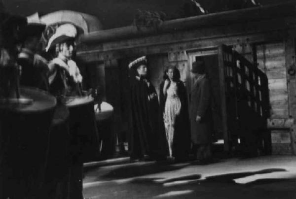 Set del film "Il Conte di Brechard" - Regia Mario Bonnard - 1938 - Attori non identificati parlano con un membro dello staff tecnico