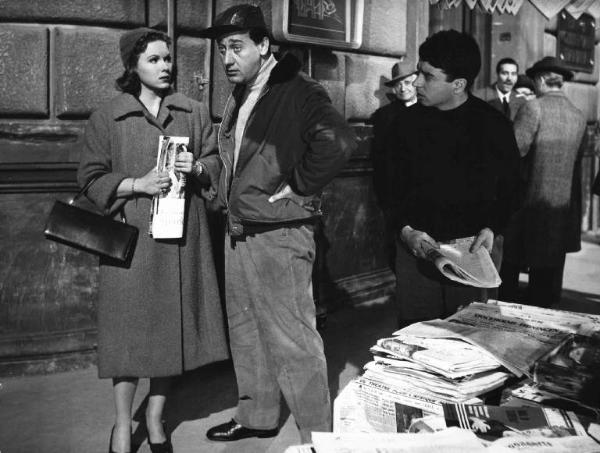 Scena del film "Il Conte Max" - Regia Giorgio Bianchi - 1957 - L'attrice Susanna Canales e l'attore Alberto Sordi in piedi davanti a un'edicola