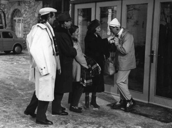 Scena del film "Il Conte Max" - Regia Giorgio Bianchi - 1957 - Tre attori non identificati e l'attrice Edith Jost davanti all'attore Alberto Sordi che le bacia la mano