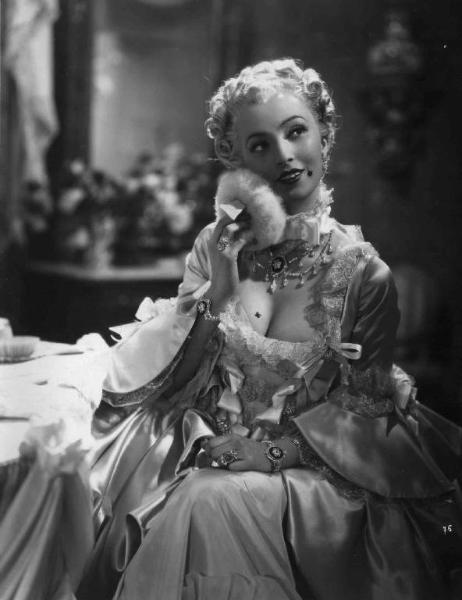 Scena del film "La Contessa Castiglione" - Regia Flavio Calzavara - 1942 - L'attrice Doris Duranti s'incipria maliziosamente