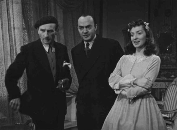 Set del film "La Contessa Castiglione" - Regia Flavio Calzavara - 1942 - Membri dello staff tecnico accanto all'attrice Doris Duranti