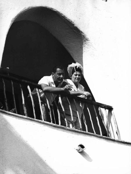 Scena del film "Le Coppie" - Regia Alberto Sordi, Vittorio De Sica, Mario Monicelli - 1970 - L'attore Alberto Sordi e l'attrice Rossana Di Lorenzo affacciati al balcone