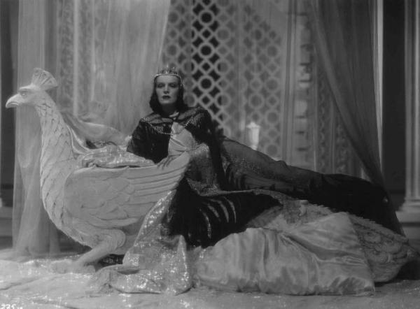 Set del film "La corona di ferro" - Regia Alessandro Blasetti - 1940 - L'attrice Elisa Cegani sdraiata su un triclinio.