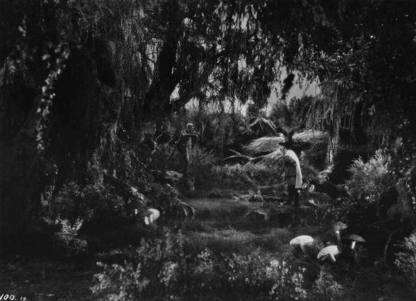 Set del film "La corona di ferro" - Regia Alessandro Blasetti - 1940 - L'attrice Luisa Ferida e l'attore Massimo Girotti in un bosco fiabesco.