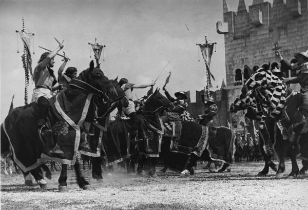 Set del film "La corona di ferro" - Regia Alessandro Blasetti - 1940 - Numerosi attori non identificati in una scena di battaglia