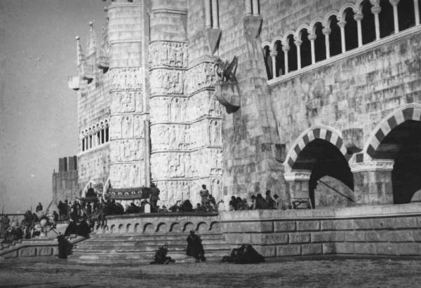 Set del film "La corona di ferro" - Regia Alessandro Blasetti - 1940 - Veduta esterna del palazzo di Kindaor