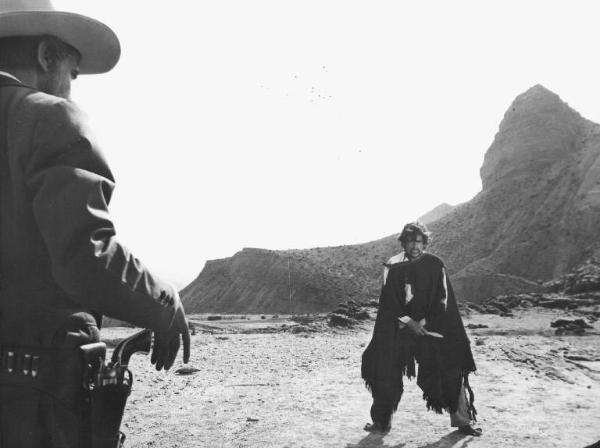 Set del film "Corri uomo corri" - Regia Sergio Sollima- 1968 - Un attore non identificato di spalle sta davanti all'attore Tomas Milian.