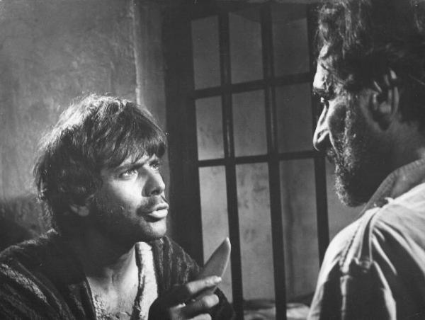 Set del film "Corri uomo corri" - Regia Sergio Sollima- 1968 - L'attore Tomas Milian in primo piano parla con un attore non identificato.