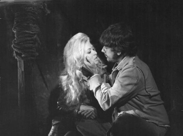 Set del film "Corri uomo corri" - Regia Sergio Sollima- 1968 - L'attrice Linda Veras e l'attore Tomas Milian in procinto di baciarsi.