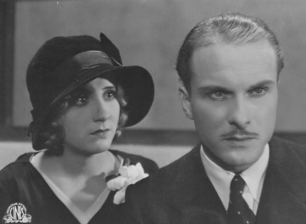 Set del film "Corte d'assise" - Regia Guido Brignone- 1930- L'attrice Lya Franca guarda l'attore Elio Steiner in primo piano.