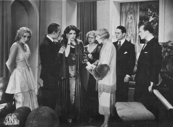 Set del film "Corte d'assise" - Regia Guido Brignone- 1930- L'attrice Marcella Albani circondata da una gruppo di attori non identificati.