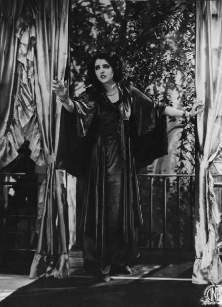 Set del film "Corte d'assise" - Regia Guido Brignone- 1930- L'attrice Marcella Albani a figura intera.