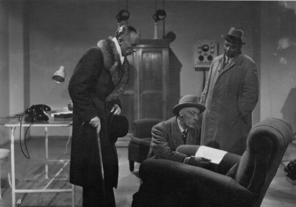Set del film "Cortocircuito" - Regia Giacomo Gentilomo- 1943- Gli attori Giacomo Moschini, Lauro Gazzolo e Mario Besesti osservano un foglio.