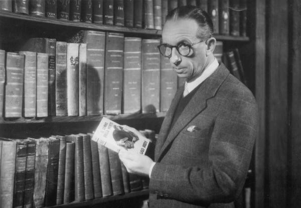 Set del film "Cortocircuito" - Regia Giacomo Gentilomo- 1943- L'attore Giacomo Moschini con un libro in mano, davanti ad una libreria.