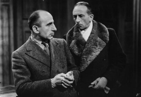 Set del film "Cortocircuito" - Regia Giacomo Gentilomo- 1943- L'attore Fausto Guerzoni e l'attore Giacomo Moschini che lo guarda.