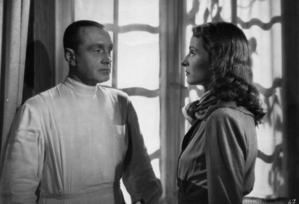 Set del film "Cortocircuito" - Regia Giacomo Gentilomo- 1943- L'attore Guido Notari guarda l'attrice Bianca Doria .