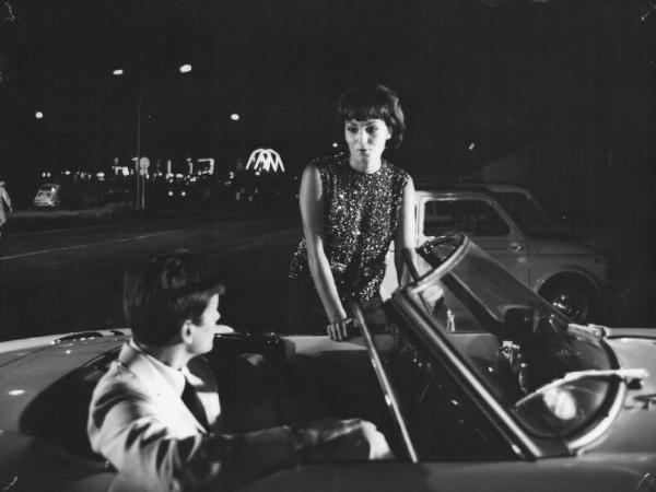 Set del film "La Corruzione" - Regia Mauro Bolognini- 1964- L'attoreJacques Perrin di spalle in macchina parla con l'attrice Rosanna Schiaffino .