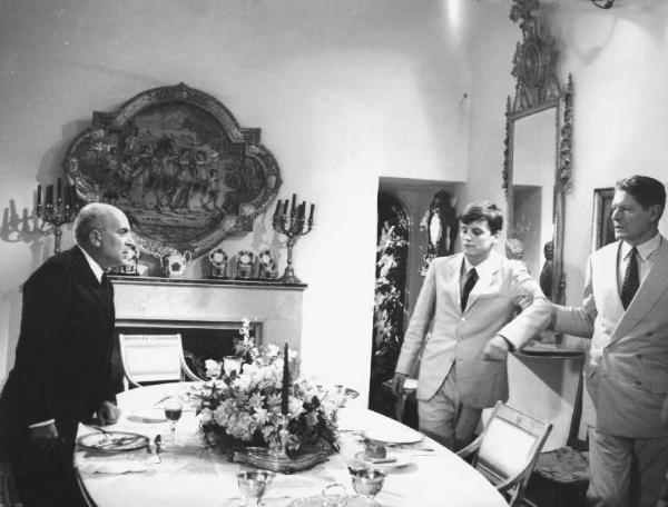 Set del film "La Corruzione" - Regia Mauro Bolognini- 1964- L'attore Ennio Balbo, l'attore Jacques Perrin, tirato per un braccio dall'attore Alain Cuny, intorno ad un tavolo.