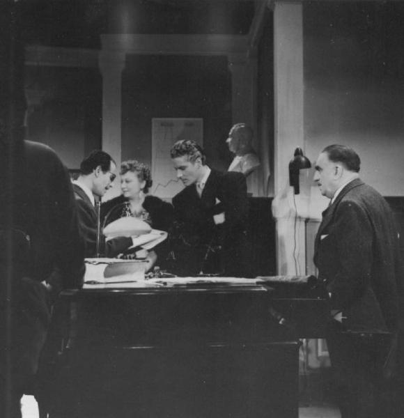 Set del film "Cose dell'altro mondo" - Regia Nunzio Malasomma - 1939- L'attore Amedeo Nazzari e l'attore Antonio Gandusio ascoltano le indicazioni per la ripresa.