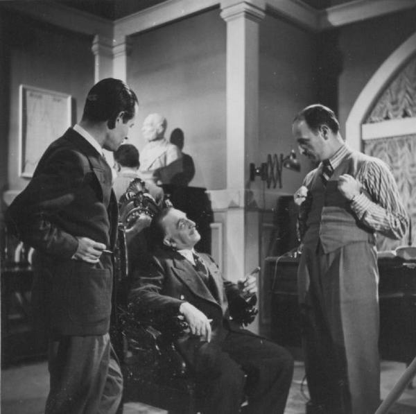 Set del film "Cose dell'altro mondo" - Regia Nunzio Malasomma - 1939- Il regista Nunzio Malasomma e l'attore Antonio Gandusio con il direttore di produzione preparano una scena.