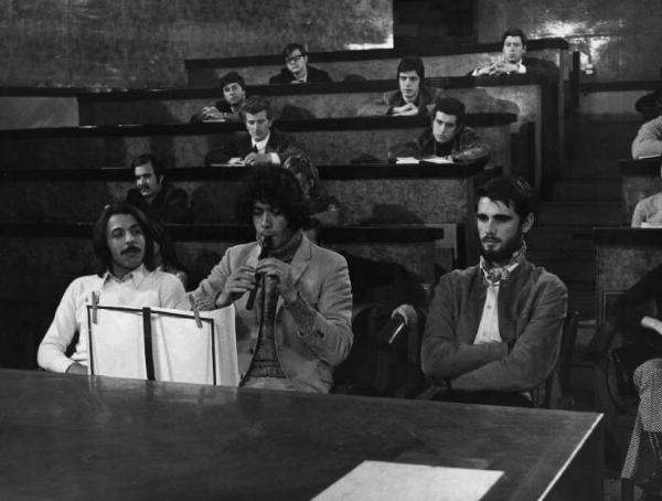 Set del film "Contestazione generale" - Regia Luigi Zampa - 1969- Studenti suonano in aula universitaria.