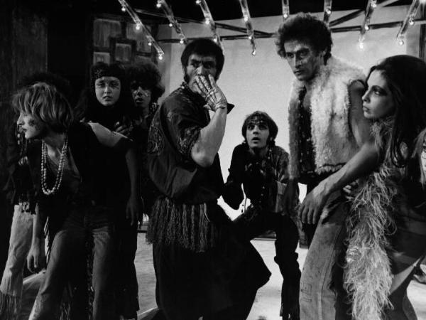 Set del film "Contestazione generale" - Regia Luigi Zampa - 1969- Gassman e altri giovani contestatori in abiti da hippies.