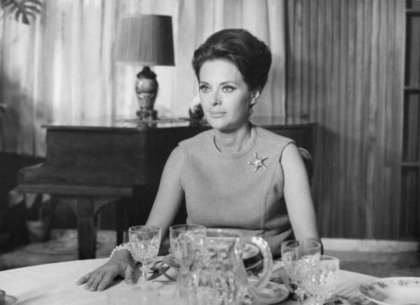Set del film "Contestazione generale" - Regia Luigi Zampa - 1969- Milly Vitale a tavola.