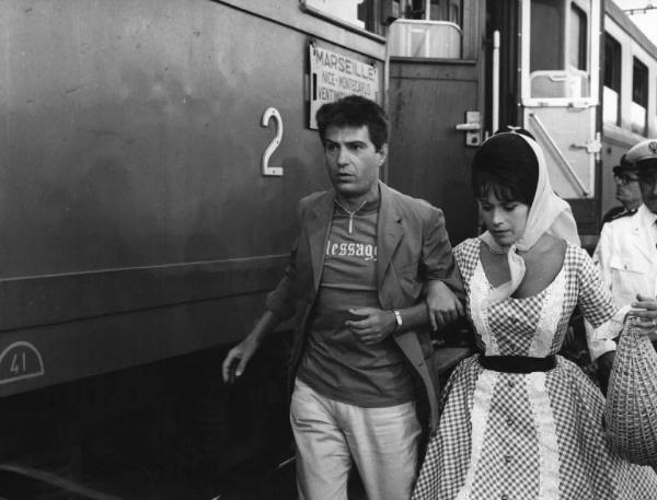 Set del film "Crimen" - Regia Mario Camerini- 1960 - Nino Manfredi e Franca Valeri alla stazione.