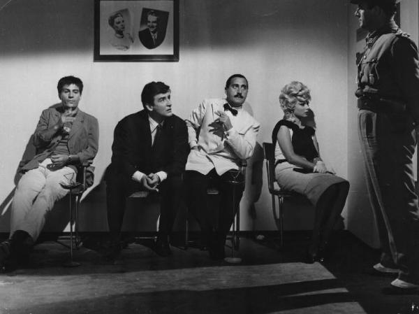Set del film "Crimen" - Regia Mario Camerini- 1960 - L'attore Nino Manfredi, l'attore Vittorio Gassman, l'attore Alberto Sordi l'attrice Dorian Gray seduti in un corridoio, sorvegliati da un attore non identificato.