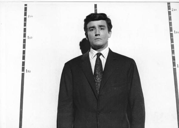 Set del film "Crimen" - Regia Mario Camerini- 1960 - L'attore Vittorio Gassman in posa per una foto segnaletica.

.