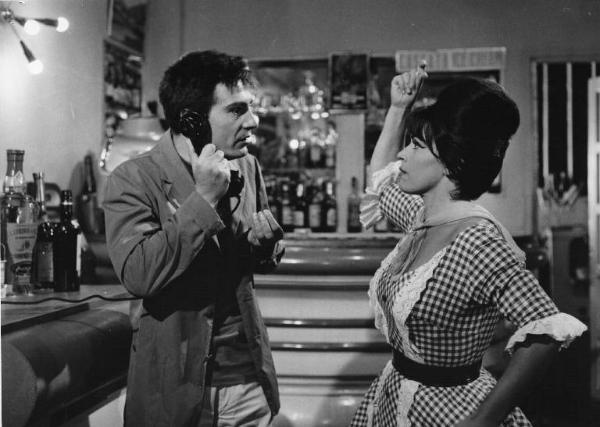 Set del film "Crimen" - Regia Mario Camerini- 1960 - L'attore Nino Manfredi parla al telefono e l'attrice Franca Valeri schiocca le dita.

.