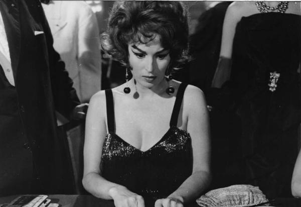 Set del film "Crimen" - Regia Mario Camerini- 1960 - L'attrice Silvana Mangano fa le corna seduta ad un tavolo di casinò.