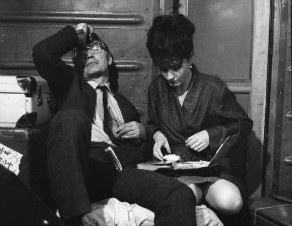 Set del film "Il criminale" - Regia Marcello Baldi- 1962 - Jack Palance ferito e accasciato nell'angolo di uno scompartimento viene medicato da Yvonne Forneaux.