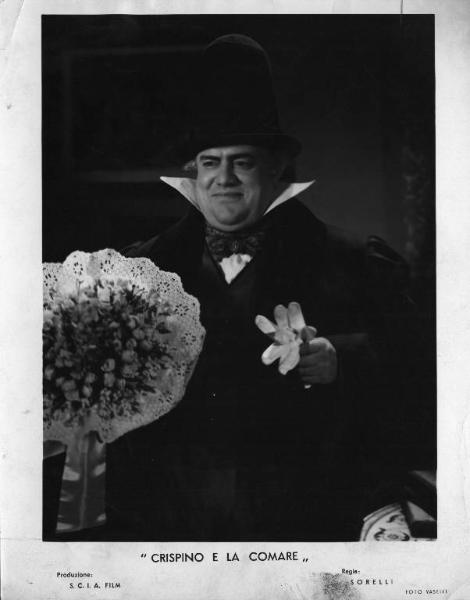 Set del film "Crispino e la comare" - Regia Vincenzo Sorelli- 1938 - L'attore Ugo Ceseri nei panni di Crispino ha in mano un bouquet e un paio di guanti bianchi.