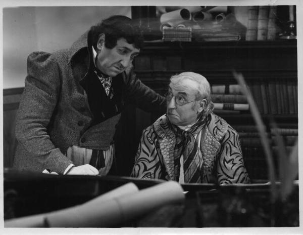 Set del film "Crispino e la comare" - Regia Vincenzo Sorelli- 1938 - Gli attori Cesare Zoppetti e Guglielmo Sinaz in uno studio.