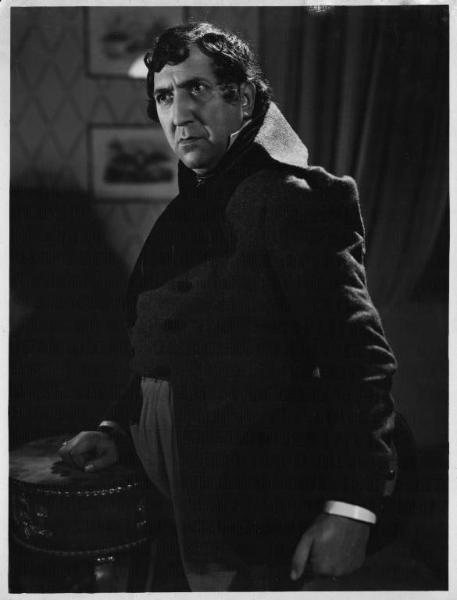 Set del film "Crispino e la comare" - Regia Vincenzo Sorelli- 1938 - L'attore Guglielmo Sinaz nei panni del medico.